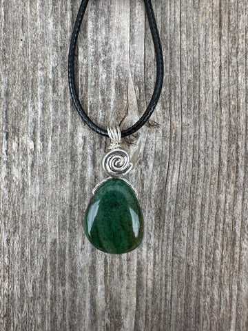 Fuchsite for Knowledge, New Patterns and Releasing Martyrdom. Swirl to Signify Consciousness.