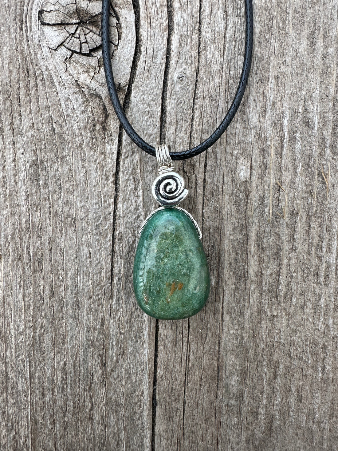 Fuchsite for Knowledge, New Patterns and Releasing Martyrdom. Swirl to Signify Consciousness.