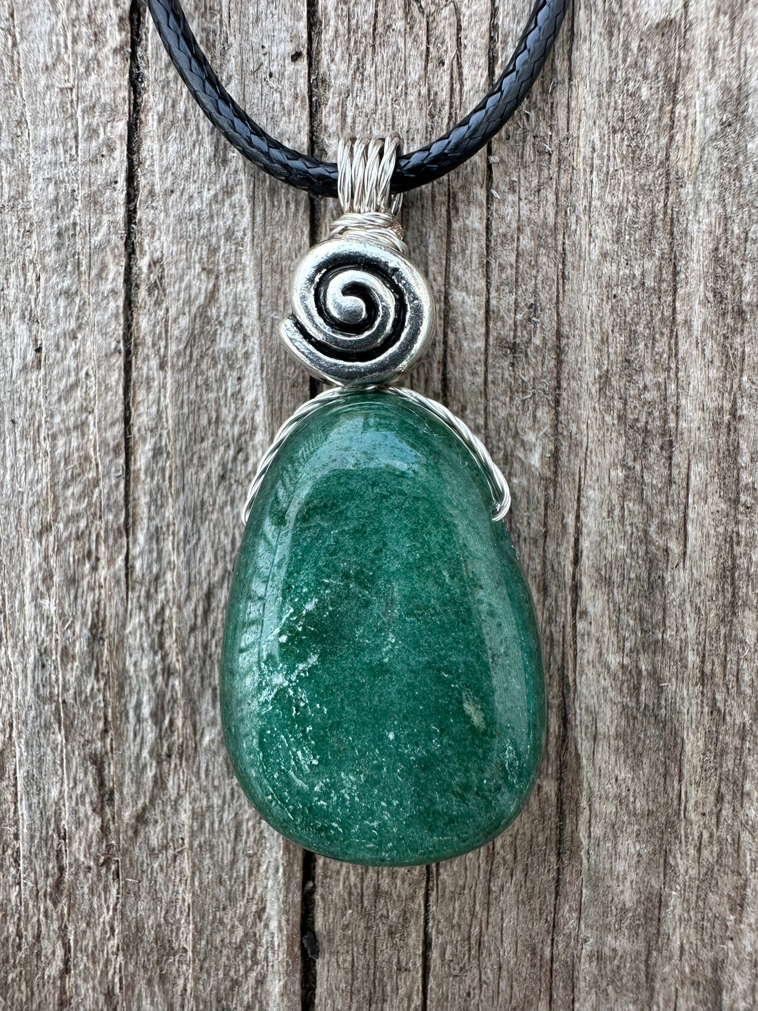 Fuchsite for Knowledge, New Patterns and Releasing Martyrdom. Swirl to Signify Consciousness.