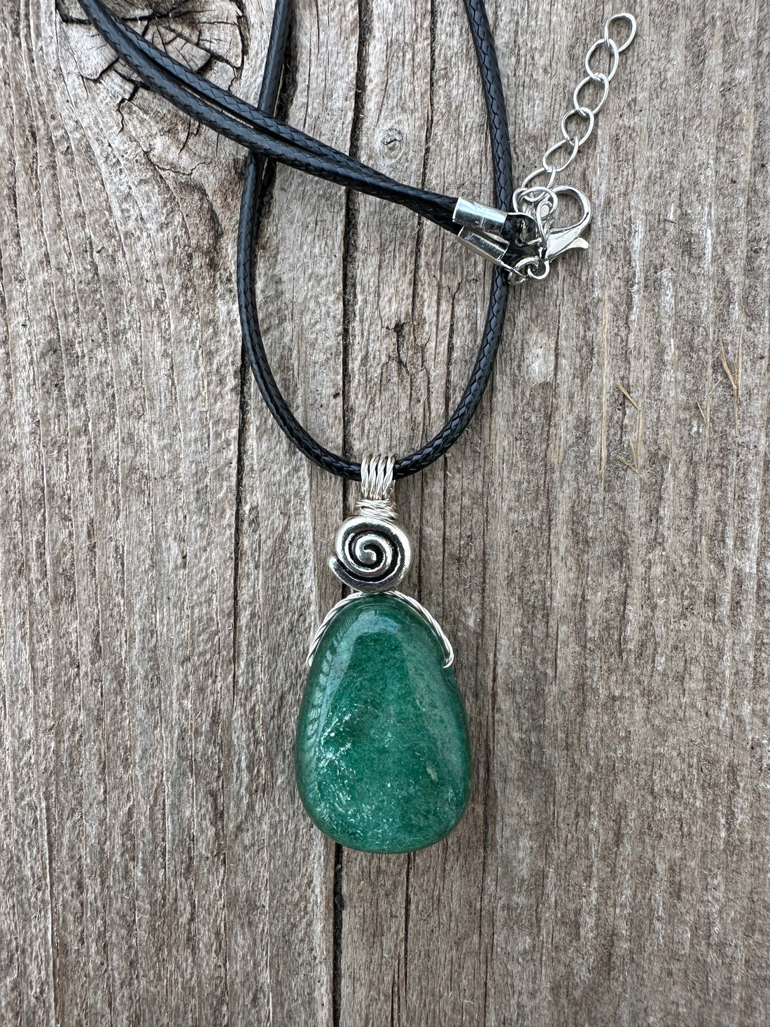 Fuchsite for Knowledge, New Patterns and Releasing Martyrdom. Swirl to Signify Consciousness.