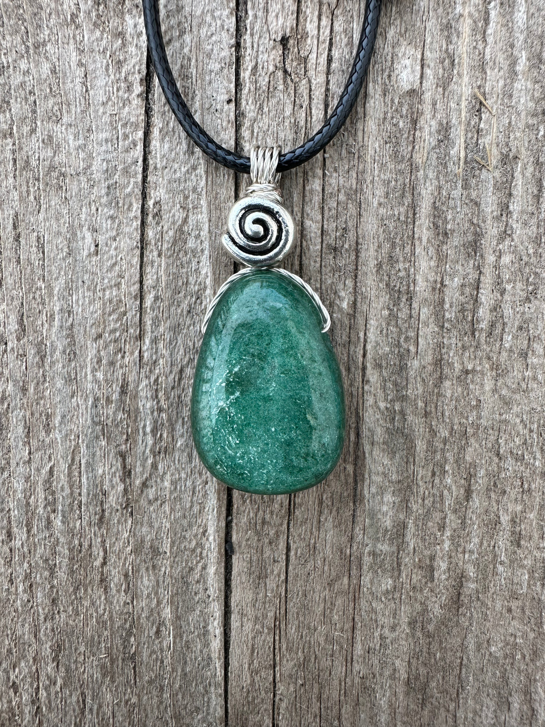 Fuchsite for Knowledge, New Patterns and Releasing Martyrdom. Swirl to Signify Consciousness.